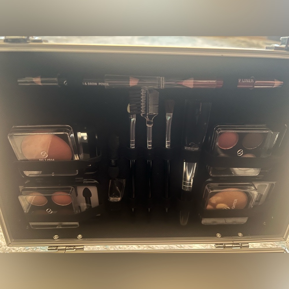 💗Makeup Case Bundle💗 - Picture 8 of 10